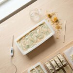 Cold process sabun yapımı — kalıp, termometre ve botanik katkılar