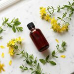 Kantaron yağı — koyu kırmızı Hypericum perforatum süzme yağı ve sarı çiçekler