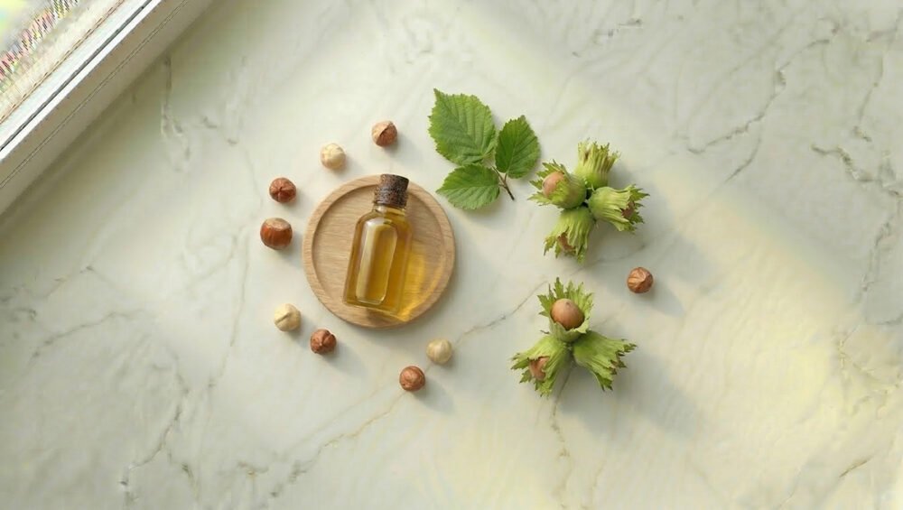 Fındık yağı ve Corylus avellana — kabuklu fındıklar ve yeşil yapraklar