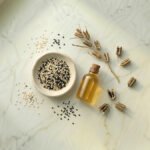 Susam yağı ve Sesamum indicum tohumları — beyaz ve siyah susam