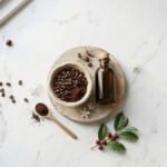 Kahve yağı ve Coffea arabica çekirdekleri — kavrulmuş kahve ve çiçekler
