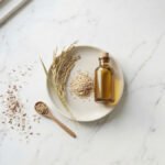 Pirinç kepeği yağı ve Oryza sativa taneleri — altın renkli yağ