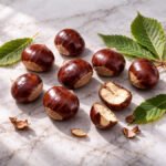 At kestanesi ve Aesculus hippocastanum — parlak kahverengi kestaneler ve dikenli kapsül