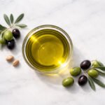 Zeytinyağı ve Olea europaea dalı — yeşil ve siyah zeytin