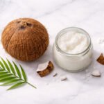 Hindistancevizi yağı ve Cocos nucifera — yarım hindistancevizi ve beyaz yağ