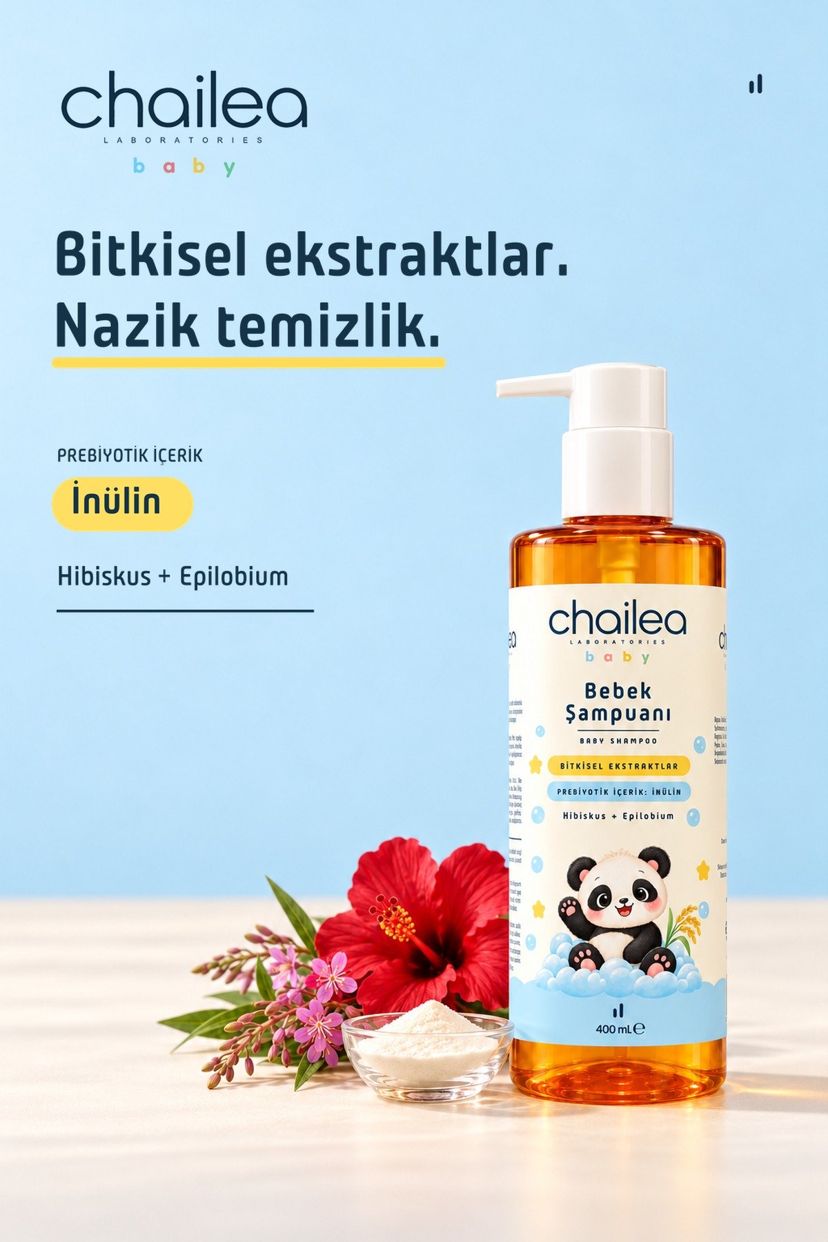 Chailea Lab Bebek Şampuanı 400 mL 3 Bebek Şampuanı şişesi açık mavi zeminde; önünde kırmızı hibiskus çiçeği, epilobium dalı ve bir kâsede beyaz toz