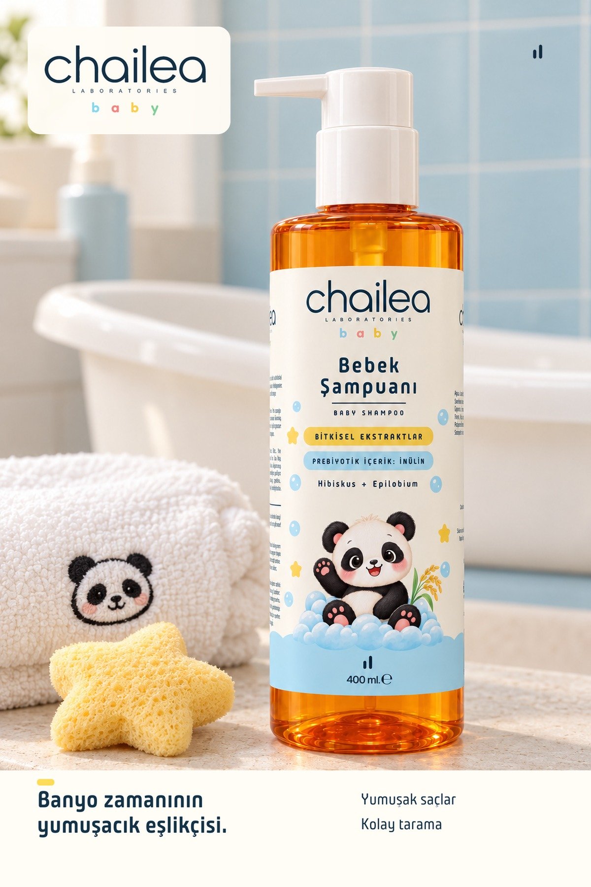 Chailea Lab Bebek Şampuanı 400 mL 4 Bebek Şampuanı şişesi küvet kenarında; yanında panda işlemeli havlu ve yıldız biçimli sünger